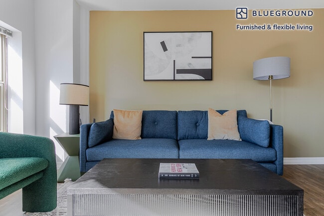 8 W Chestnut St in Chicago, IL - Foto de edificio - Building Photo