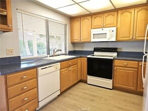 3219 Via Carrizo, Unit B in Laguna Woods, CA - Foto de edificio - Building Photo