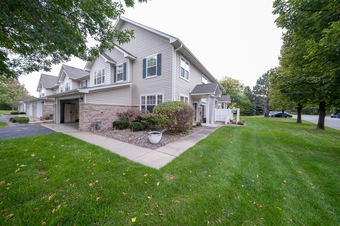 11128 204th St W in Lakeville, MN - Building Photo
