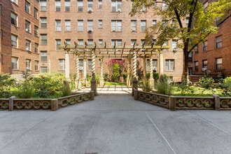 555 Ovington Ave in Brooklyn, NY - Foto de edificio - Building Photo