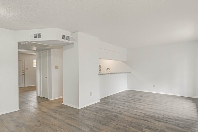 property at 1110 W Tri Oaks Ln