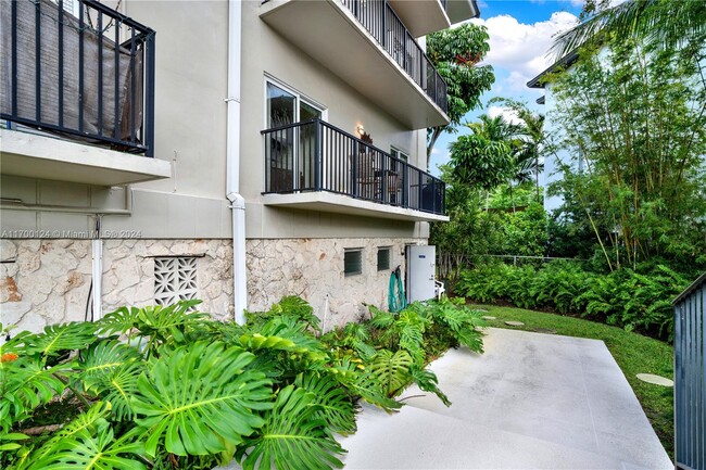 6815 Edgewater Dr, Unit 103 in Coral Gables, FL - Foto de edificio - Building Photo