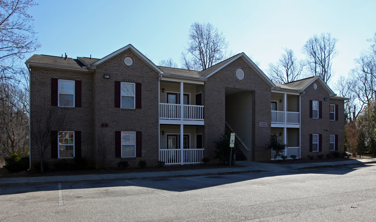 329-343 N Church St in Clayton, NC - Foto de edificio