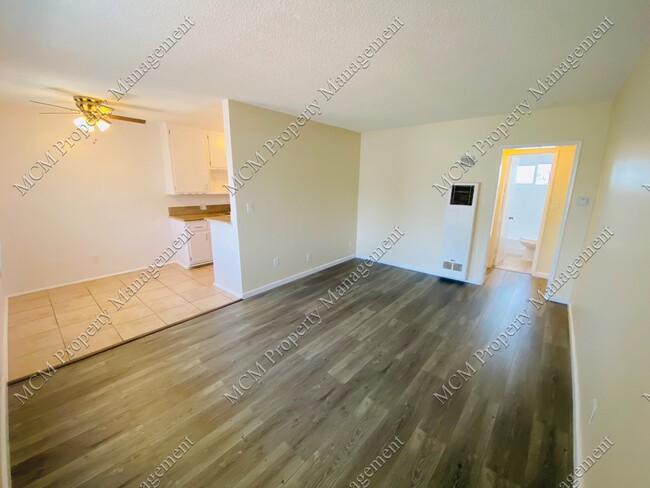 1049 N Mariposa Ave