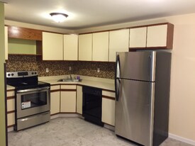 102 Oakwood Ave in West Hartford, CT - Building Photo