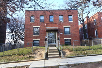 3217 Buena Vista Ter SE in Washington, DC - Building Photo - Building Photo