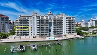 464 Golden Gate Point in Sarasota, FL - Foto de edificio - Building Photo