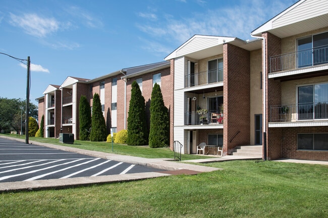 Orchard Hills in Whitehall, PA - Foto de edificio - Building Photo