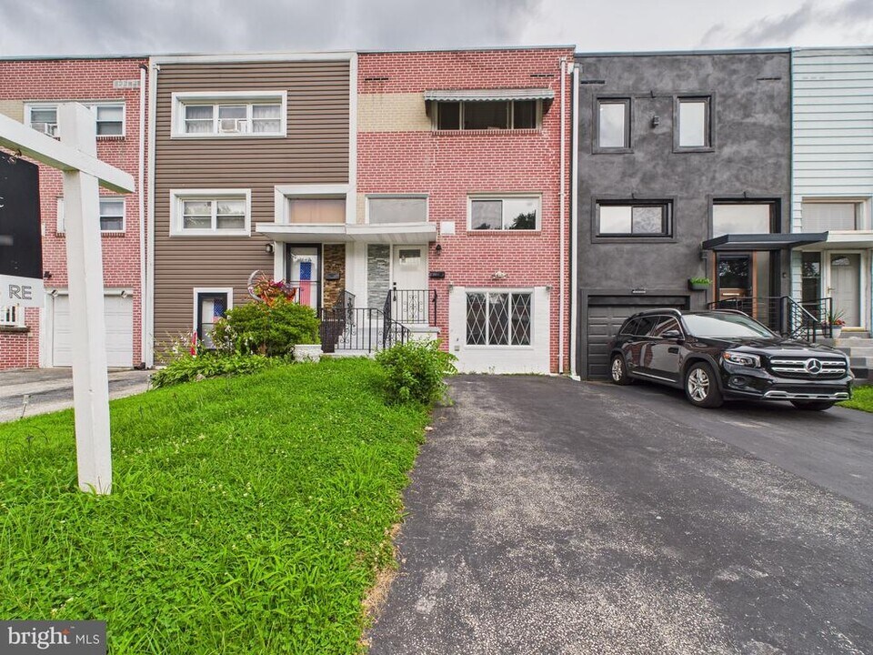 2033 Valleyview Dr in Folcroft, PA - Building Photo