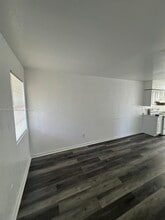 3221 NW 48th St in Miami, FL - Building Photo - Building Photo