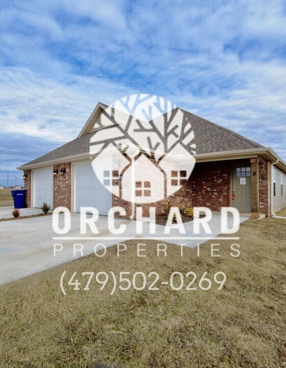 2005 E Brookview Dr in Siloam Springs, AR - Building Photo