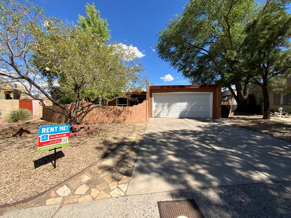 5812 Cambria Rd NW in Albuquerque, NM - Building Photo