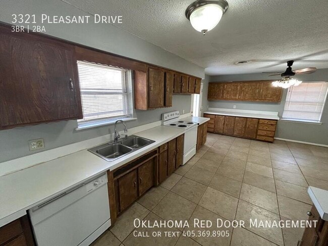 3321 Pleasant Dr in Midwest City, OK - Foto de edificio - Building Photo