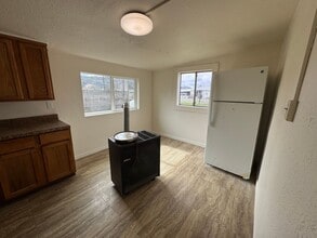 985 NE Cedar St in Roseburg, OR - Building Photo - Building Photo