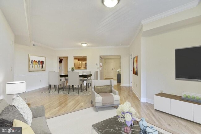 502 W Broad St in Falls Church, VA - Building Photo - Building Photo