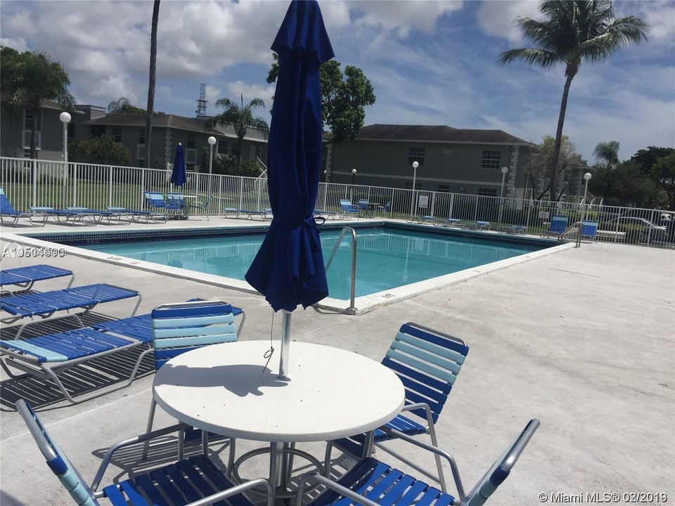 439 NE 210th Cir Terrace-Unit -203-22 in Miami, FL - Building Photo