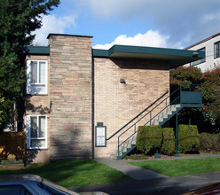 5121 24th Ave NE in Seattle, WA - Foto de edificio - Building Photo