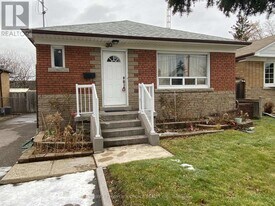 30 Ordway Rd in Toronto, ON - Building Photo