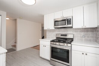 92 Clinton Place Unit #2, Unit 1 in Newton, MA - Foto de edificio - Building Photo