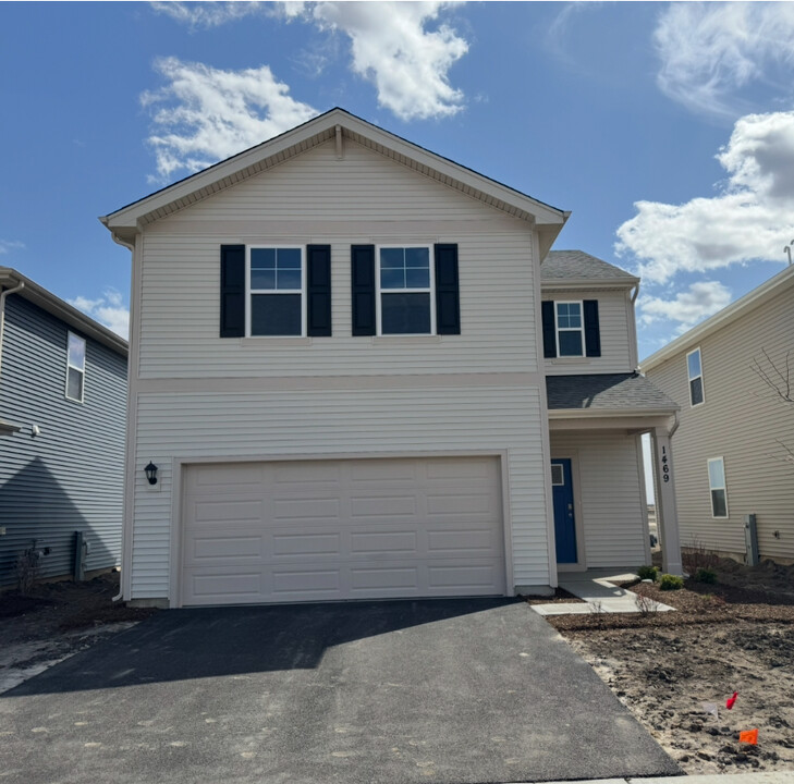 1469 Grand Tetons Dr in Pingree Grove, IL - Building Photo