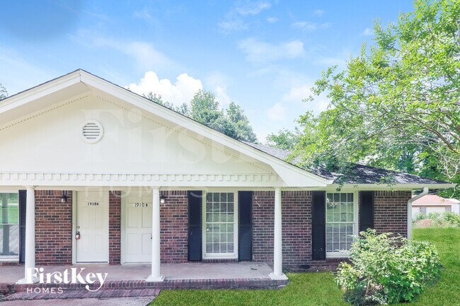 1910 Brownsville Rd in Powder Springs, GA - Foto de edificio - Building Photo