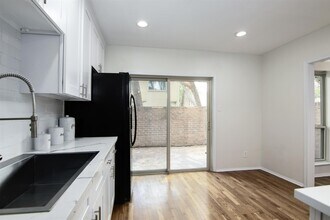 2066 Augusta Dr in Houston, TX - Building Photo - Building Photo