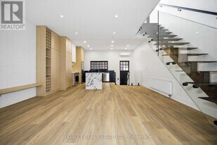 1067 College St in Toronto, ON - Building Photo