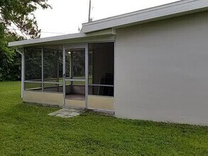 158 SE Lucero Dr in Port St. Lucie, FL - Foto de edificio - Building Photo