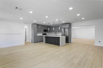 2520 NW 122nd St in Miami, FL - Building Photo - Building Photo