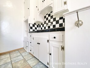610 S Dunsmuir Ave in Los Angeles, CA - Building Photo - Building Photo