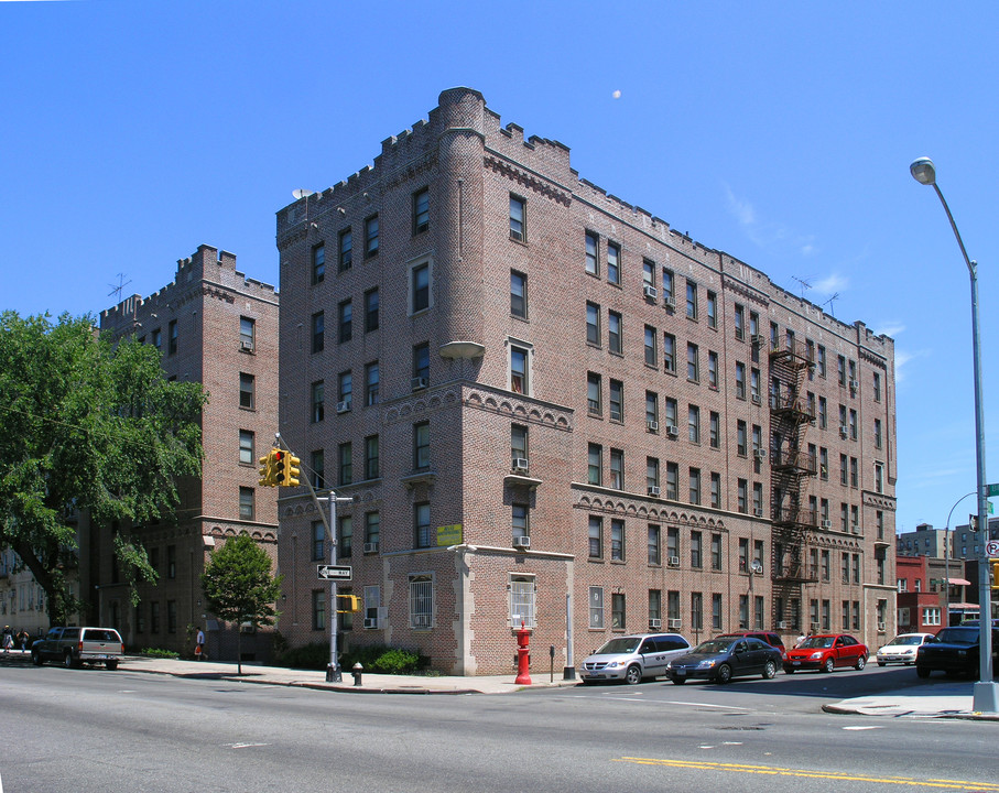 2144 Bronx Park E in Bronx, NY - Foto de edificio