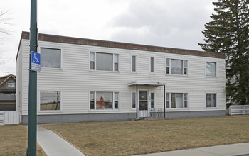 2209 Westmount Rd NW in Calgary, AB - Building Photo - Building Photo