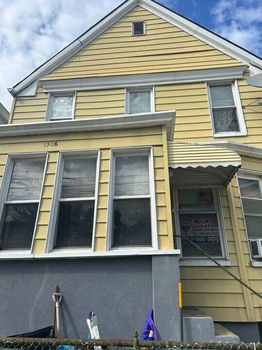 1506 46th St in North Bergen, NJ - Building Photo