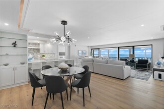 2171 Gulf Shore Blvd N in Naples, FL - Foto de edificio - Building Photo