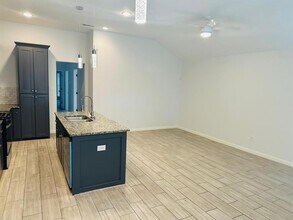 6747 England St-Unit -B in Houston, TX - Building Photo - Building Photo