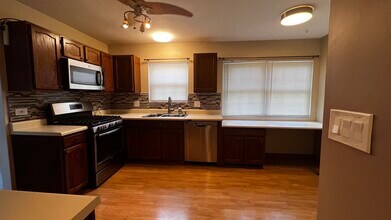 418 Ascot Ln in Streamwood, IL - Building Photo - Building Photo