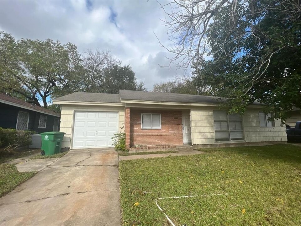 5655 Belneath St in Houston, TX - Building Photo