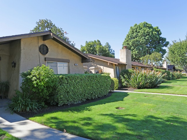 University Barstow in Clovis, CA - Foto de edificio - Building Photo