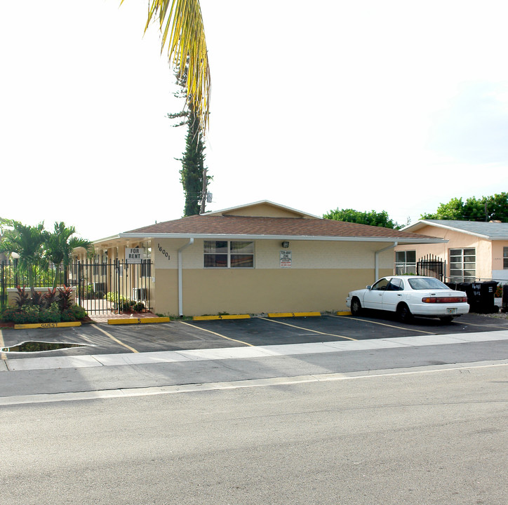 Gulfstream Apartments in North Miami Beach, FL - Building Photo