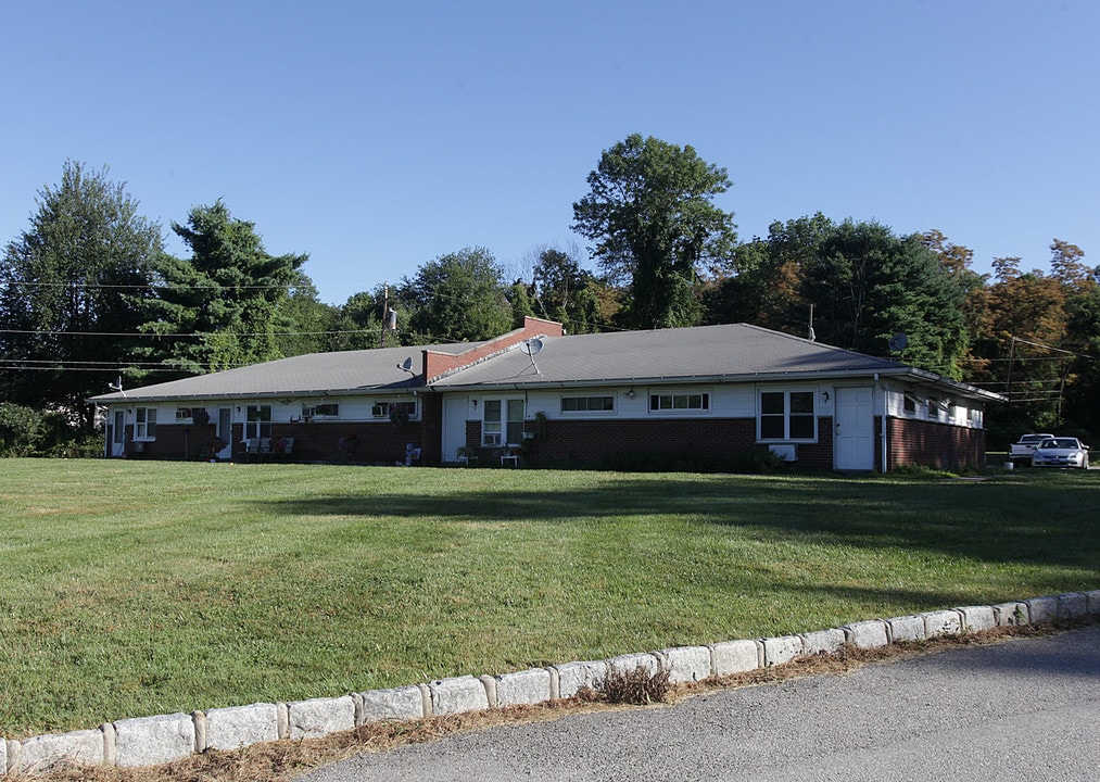 170 Clove Branch Rd in Hopewell Junction, NY - Foto de edificio