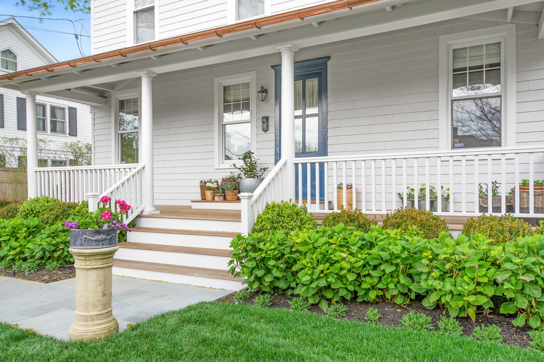 127 Meeting House Ln in Southampton, NY - Building Photo