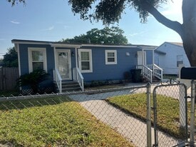 2037 Harvard St in Corpus Christi, TX - Building Photo