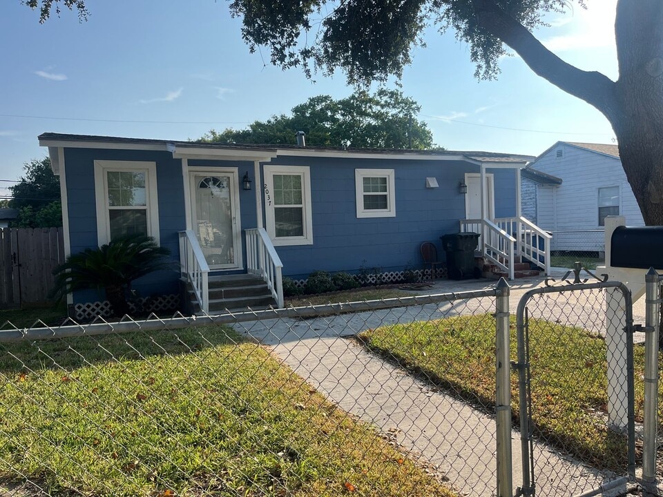 2037 Harvard St in Corpus Christi, TX - Building Photo
