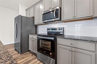 1004 Merritt Dr in Villa Rica, GA - Foto de edificio - Building Photo