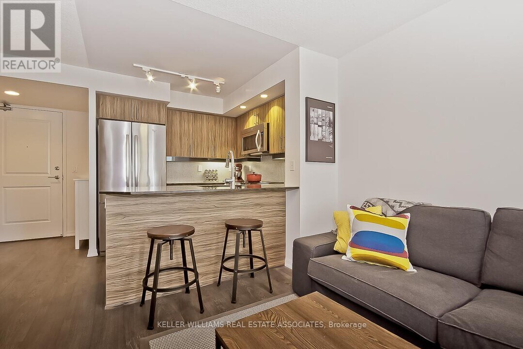 85-1385 E Liberty St in Toronto, ON - Building Photo