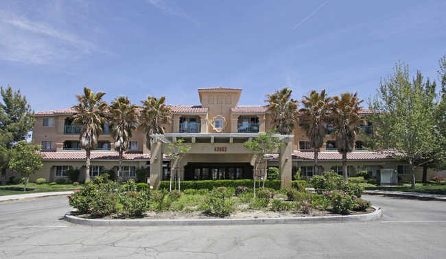 Lancaster Village in Lancaster, CA - Foto de edificio - Building Photo