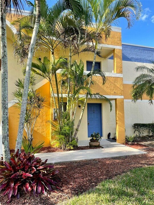 183 Lakeview Dr-Unit -103 in Weston, FL - Building Photo