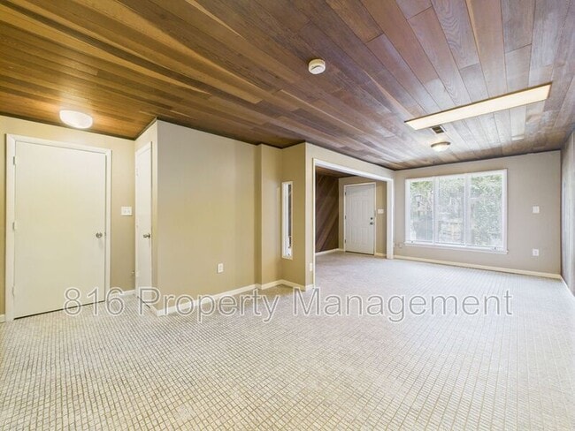 7162 Woodson Rd in Raytown, MO - Building Photo - Building Photo