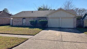 6811 Winding Trace Dr in Houston, TX - Building Photo