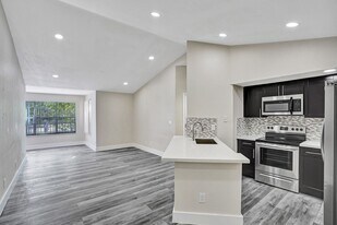 595 Vista Isles Dr in Plantation, FL - Building Photo